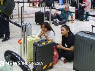 Gunung Anak Krakatau: Bandara Soetta ditutup sementara, mengapa pesawat dilarang terbang saat gunung meletus?