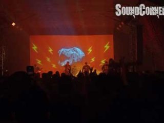Gemuruh Distorsi di Blok M: Matiasu, Suri, Kelelawar Malam, dan Seringai Sukses Pecahkan Mosh Pit