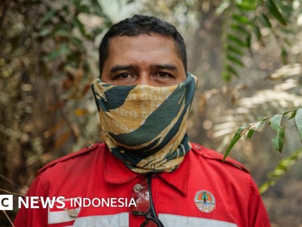 Kebakaran hutan: Relawan pemadam yang mempertaruhkan nyawa demi menjinakkan 'bom karbon'