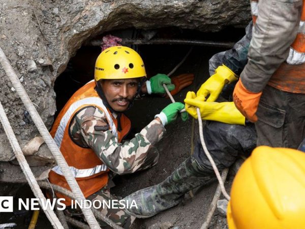 Nepal: Dua pekerja diselamatkan dari terowongan sembilan hari setelah banjir bandang melanda