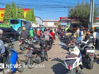 Energi: BBM langka di Makassar, warga antre berjam-jam dan siswa belajar dari rumah